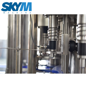 Machine de remplissage de bouteilles de boissons <span class=keywords><strong>SKYM</strong></span> 2000BPH 3 en 1 entièrement automatique pour eau minérale pure A à Z, installation complète pour petites productions - Product Image 4