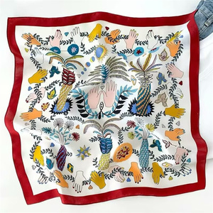 Elegante Sciarpa Quadrata in Seta con Stampa Animalier per Donne, Morbido Foulard in Raso con Motivo Leopardato per Primavera e Autunno - Product Image 3