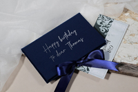 Ensemble de pochettes élégantes en velours pour cartes de mariage avec calligraphie dorée, ruban en satin et design personnalisé pour toute célébration