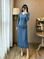 Ensemble deux pièces élégant et stylé pour femme, grande taille, uni, froissé, avec col en V, manches longues, ourlet à franges et design plissé