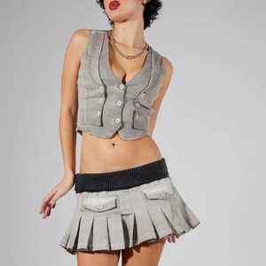 Nuevo Conjunto de Dos Piezas para Mujer, Sexy y Moderno, Top Corto con Cuello en V, Minifalda Plisada de Cintura Baja, Estilo Retro Lavado al Ácido - Product Image 1