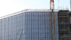 Lona Transparente para Andamios Scaffold-Lite de 12 Mil, 13' x 100', con Bandas Reforzadas con Ojales Azules - Product Image 4
