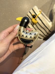 Su <span class=keywords><strong>Yinyin</strong></span> pato hecho a mano PU bolsa colgante especial espejo retrovisor adorno colgante para Richer Together nicho accesorio - Product Image 4