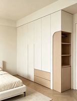 Armoire de style crème avec compartiment de rangement latéral ouvert, placard intégré sur mesure pour chambre à coucher