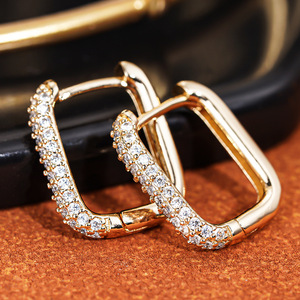 Boucles d'oreilles simples pour femmes, accessoires minimalistes pour tous les jours - Product Image 2