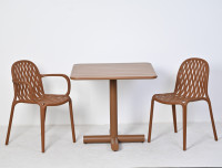 Table de bistrot carrée en métal pour extérieur, avec piétement à lattes, revêtement électrophoretique brun, vente en gros pour jardin et terrasse
