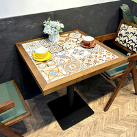 Ensemble de meubles de bistrot vintage en bois massif confortable pour café, restaurant, durable, chaises carrées et table