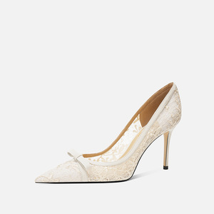 Chaussures de Mariée Blanches de Créateur en Dentelle à Talon Aiguille Pointu pour Femme - Product Image 5