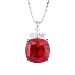Collier pendentif classique en cuivre écologique anti-ternissement avec zircone cubique rouge carrée de 16 mm et pierres précieuses multicolores pour femme - Product Image 1