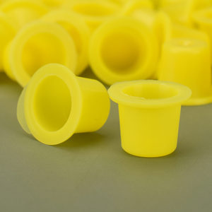 Venta al por mayor de fábrica: Vaso de tinta amarillo desechable para tatuajes, contenedor de pigmento de plástico para suministros de estudio de tatuajes - Product Image 1