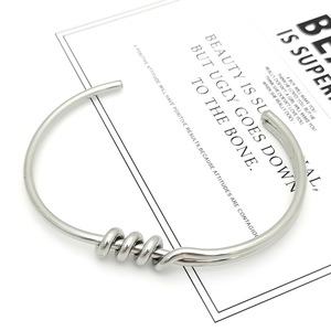 Pulsera en espiral de acero inoxidable con diseño abierto en forma de C y nudo, para parejas, color plateado. - Product Image 4