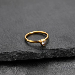 <span class=keywords><strong>Prix</strong></span> <span class=keywords><strong>de</strong></span> gros <span class=keywords><strong>Bague</strong></span> en or plaqué or avec zircon en forme <span class=keywords><strong>de</strong></span> cœur Design tendance et à la mode pour les femmes <span class=keywords><strong>Mariage</strong></span> - Product Image 6