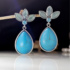 Orecchini Creativi a Goccia con Petali di Fiori e Accenti Colorati, Design Vintage, Accessori di Moda per Donne - Product Image 1