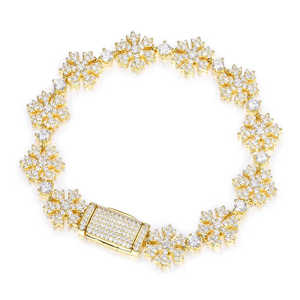 Bracelet élégant et luxueux en bijouterie fine pour femme, avec fleur entièrement sertie de moissanite, idéal pour les occasions spéciales, les soirées ou comme cadeau de fête. - Product Image 1