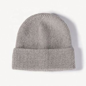 Bonnet tricoté en acrylique unisexe personnalisé Streetwear chapeau d'hiver pour hommes usage quotidien ski et cyclisme disponible en vrac - Product Image 5