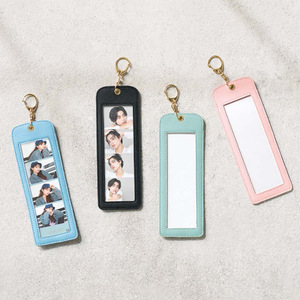 กระเป๋าใส่รูปภาพแฟชั่น PVC ลายตารางสี่เหลี่ยม หนังเทียม สำหรับใส่รูปสัตว์เลี้ยง รูปไอดอล หรือรูปภาพอื่นๆ  พร้อมสายคล้องคอ เป็นของขวัญ - Product Image 4