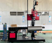 Machine de soudage rotative automatique à servo-moteur pour le rivetage par rotation de cylindres hydrauliques et le soudage vertical des coutures de contour
