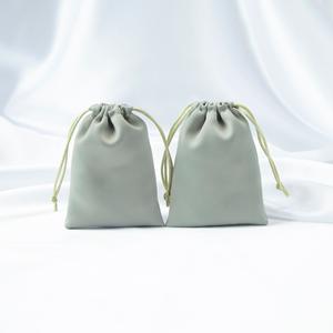 Pochette à bijoux personnalisée de luxe en daim anti-poussière et écologique avec logo pour la promotion - Product Image 5