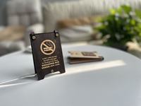 Elegante Soporte de Menú Laminado Personalizado con Grabado para Restaurantes, Cafeterías y Salones de Té, Tipo de Mesa con Enlaces de Cuero y Códigos QR