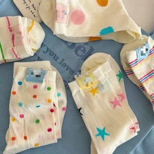 Chaussettes mi-mollet en maille respirante pour femmes, avec points colorés, absorbant la transpiration, style jeune - Product Image 2