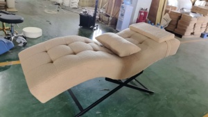 Cama de Belleza Hidráulica de Lujo con Base Dorada y Taburete para Técnico, para Extensión de Pestañas, con Tapicería de Lana de Cordero - Product Image 6