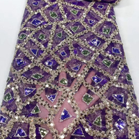 Tissu de luxe français en dentelle brodée extensible avec de grandes paillettes violettes et vertes et des perles pour robe