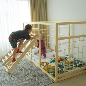 Cama de suelo para niños con dos tipos de marcos de escalada escalables en todos los lados Cama <span class=keywords><strong>Montessori</strong></span> sólida y segura hecha de madera pura - Product Image 3