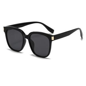 Gafas de Sol Rectangulares Unisex, Montura Completa Negra, Protección UV400, Estilo Moderno, Protección Solar para Adultos - Product Image 1