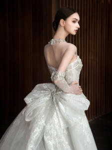 Abito da Sposa Sontuoso con Ricami Floreali in Cristallo e Perline Senza Spalline - Product Image 4