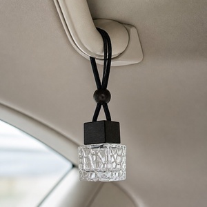 Flacon vide de 8 ml pour parfum de voiture, diffuseur <span class=keywords><strong>en</strong></span> <span class=keywords><strong>verre</strong></span> suspendu avec bouchon <span class=keywords><strong>en</strong></span> bois, vente <span class=keywords><strong>en</strong></span> gros, désodorisant de voiture, flacon d'huile essentielle, logo personnalisé - Product Image 1