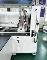 Centre d'usinage CNC six axes motorisé OEM avec broche 3,5 kW et système de contrôle 3D pour la fabrication de meubles en tôle