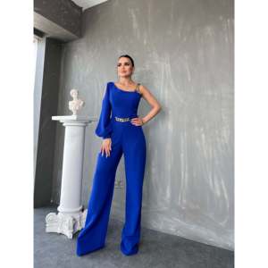 Elegante Mono Verde de Satén para Mujer con Cinturón de Cadena Dorada y Manga Asimétrica para Fiesta - Product Image 5