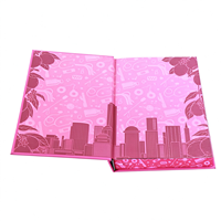 Service d'impression de livres reliés personnalisés avec impression holographique rose, couverture artistique et bordure à motif spécial par pulvérisation