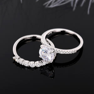 Anillo de Compromiso de Diamantes en Oro Blanco para Mujer Q018, Corte Brillante Redondo, Color G Natural, Piedras Laterales - Product Image 6