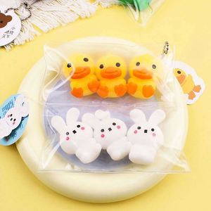 Figuras de Animales Pequeños de TPR, Diseño Creativo de Rana, Patito Amarillo, Osito y Conejito, Venta al Por Mayor - Product Image 1