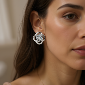 E1077 Orecchini a lobo in oro bianco con zirconi rotondi incastonati a griffe, gioielli classici da donna per fidanzamento - Product Image 2