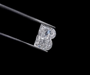 Diamante Cultivado en Laboratorio de 141 Quilates, Corte Brillante Redondo, Diamante de Laboratorio Único con Inicial, Certificado IGI para Anillo de Compromiso o Colgante - Product Image 1