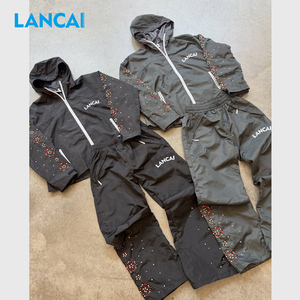 Ensemble de survêtement streetwear pour homme, coupe ample, avec logo personnalisé, design à rivets, grammage lourd, sweat à capuche zippé et pantalon de survêtement - Product Image 2