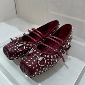 Sandalias de mujer con punta cuadrada y tiras, zapatos casuales con lazo frontal para oficina, zapatos planos con adornos metálicos y tachuelas para mujer - Product Image 1