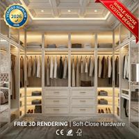 Système de dressing sur mesure de style français de luxe avec portes vitrées, éclairage LED et îlot central pour chambre principale