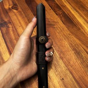 Cuchillo de Bolsillo Táctico Kiku de Alta Calidad, Personalizable OEM, con Funda de Plástico, Mango de Madera y Aplicaciones en Cuero para Uso EDC y Bricolaje - Product Image 4