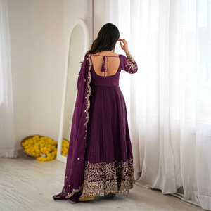 Robe Anarkali traditionnelle indienne et pakistanaise pour femmes, longue jusqu'au sol, brodée, avec bordure dorée, tenue de mariage - Product Image 6