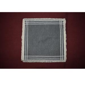 Vente flash : Set de table en coton fait main Matti 38x38 cm pour la protection de la table, table à thé et décoration moderne de la maison, disponible à la vente - Product Image 1