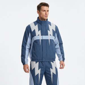 Conjunto Deportivo para Hombre con Estampado Geométrico Rojo, Negro y Blanco, Chaqueta Cortavientos con Cierre Frontal y Cuello Alto, Ropa de Otoño - Product Image 3
