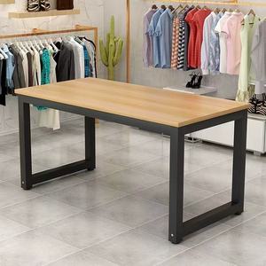 Mesa de exhibición para tienda de ropa, con superficie de madera y estructura metálica, independiente, horizontal y larga, para uso en tiendas minoristas. - Product Image 1