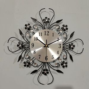 Horloge murale en fer forgé à motif floral, quartz analogique silencieux, affichage à aiguilles rondes, horloge décorative à suspendre pour le salon - Product Image 4