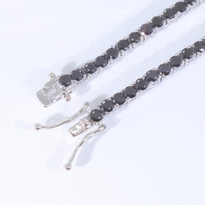 Chaîne de tennis en argent sterling plaqué or blanc classique personnalisée avec sertissage à quatre griffes et moissanite noire pour bijoux - Product Image 3
