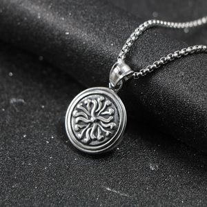 Collar con colgante redondo de acero inoxidable, diseño de flor, joyería unisex SP527 - Product Image 3