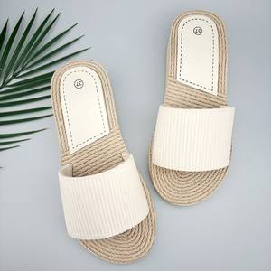 Sandalias planas de suela blanda cómodas antideslizantes de tendencia de moda para mujer - Product Image 1