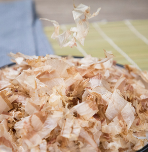 ปลาคัตสึโอะแห้งหั่นเป็นชิ้นเล็ก บรรจุภัณฑ์ขนาดเล็ก 100 กรัม อาหารว่างเพื่อสุขภาพ อุดมด้วยโปรตีน - Product Image 4